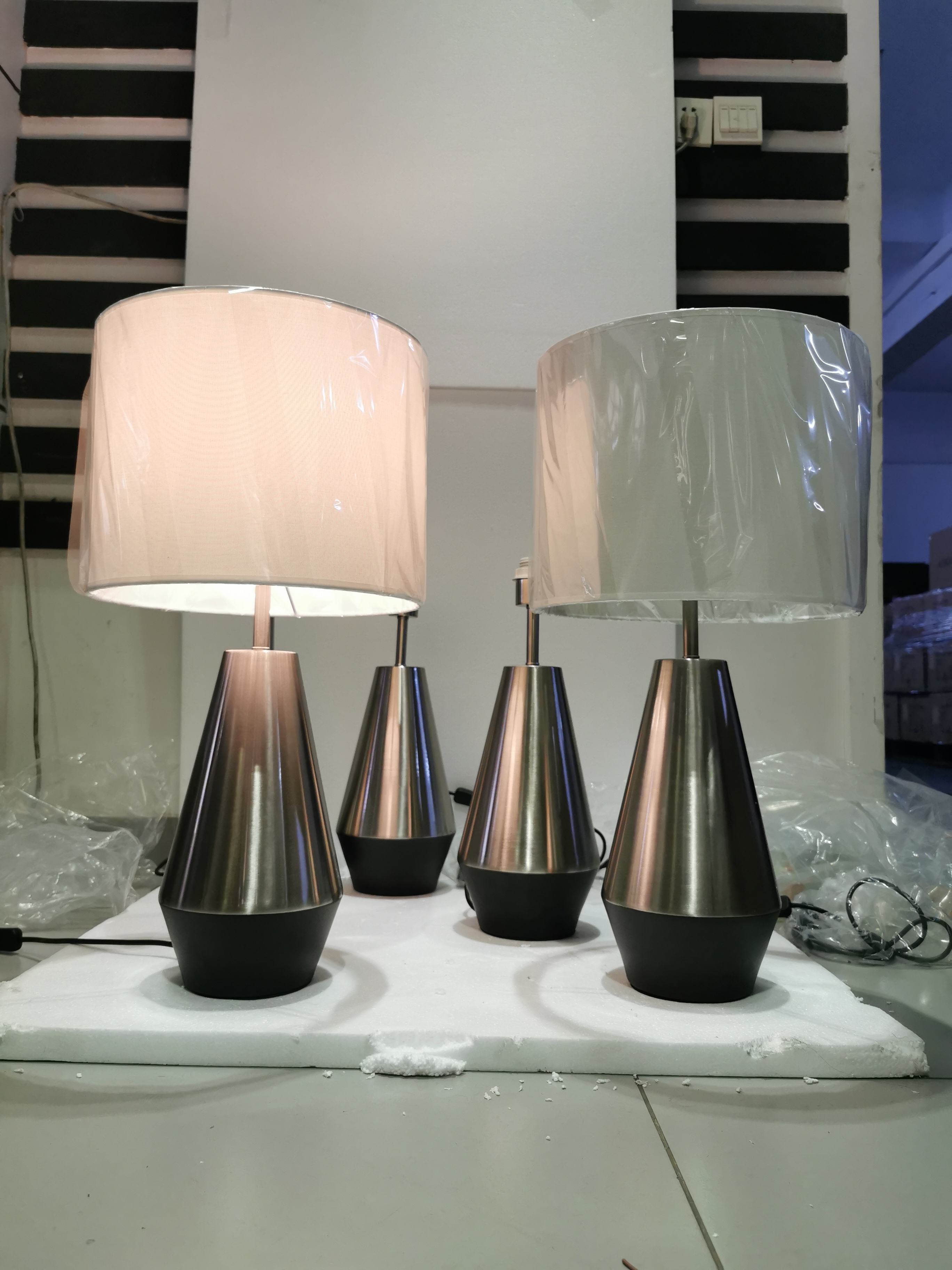 Modern Simple Design Hotel Bedroom Bedside Decorative Iron Table Lamp (MT81365)