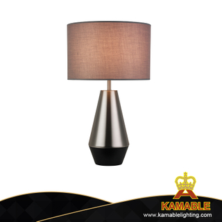Modern Simple Design Hotel Bedroom Bedside Decorative Iron Table Lamp (MT81365)