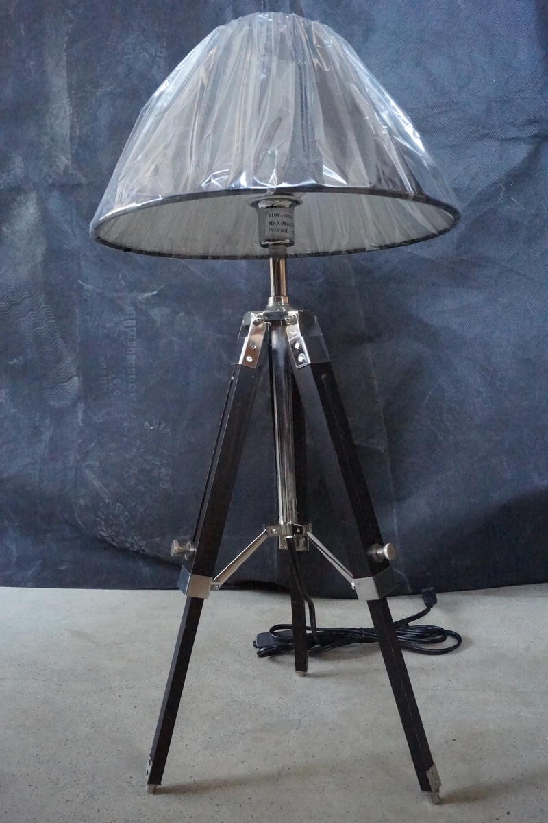 Hotel Fabric Shade Tripod Wooden Base Table Lamp (KAT705S)