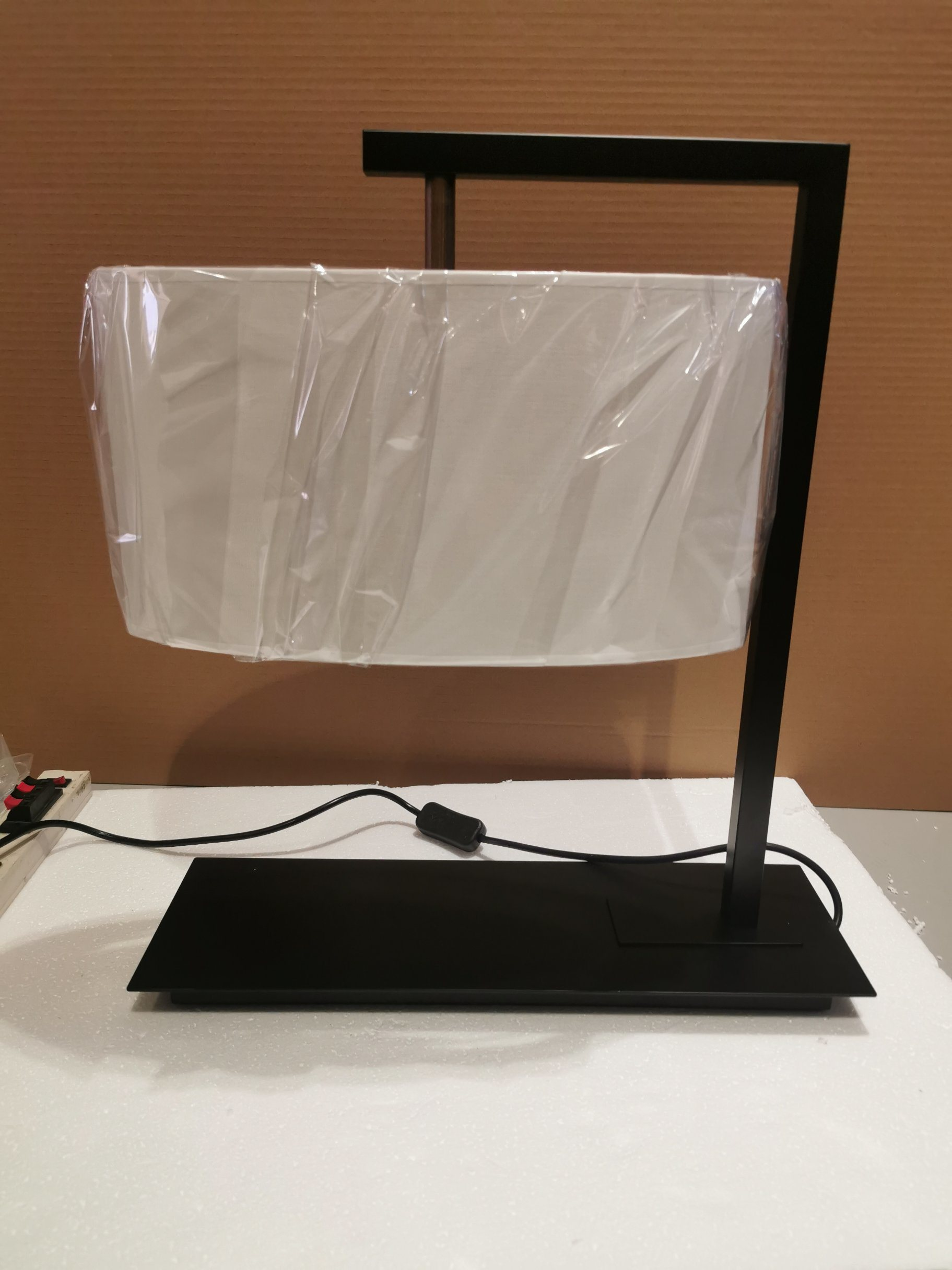 Modern Simple Decorative Desk Lamp Hotel Bedroom Iron Table Lamp (KYT03)