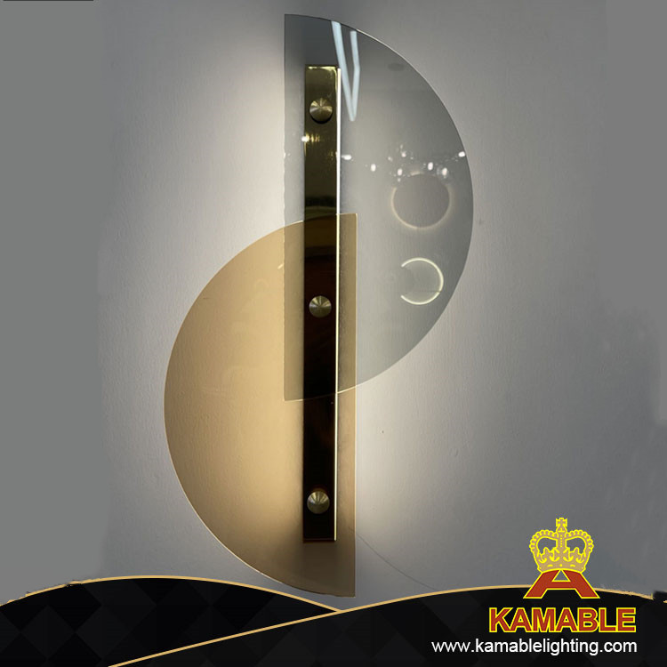New Design Manufacture Living Room Gold Metal Glass Wall Lamp (KRB-ZQ007-1W) 