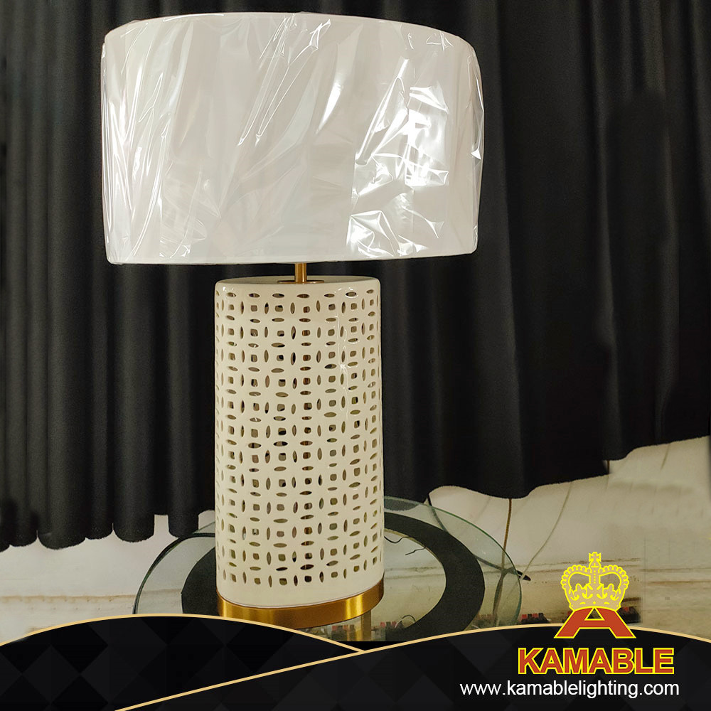 Splendid Ceramic Fabric White Furniture Table Lamp in Room (KIB-13T)