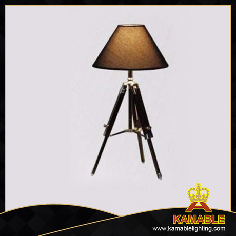 Hotel Fabric Shade Tripod Wooden Base Table Lamp (KAT705S)